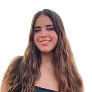 Estudiante de Educación Infantil ofrecida a dar clases para estudiantes de Educación Primaria que necesiten ayuda